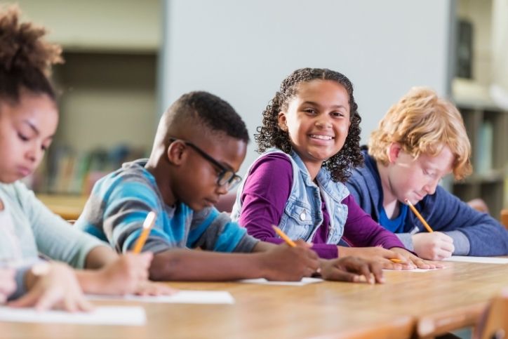 Alunos participando de atividades em sala de aula durante a avaliação formativa.