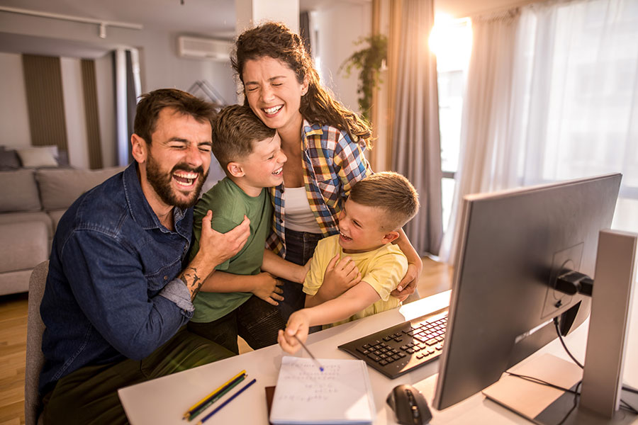 Família jovem feliz se divertindo em casa.