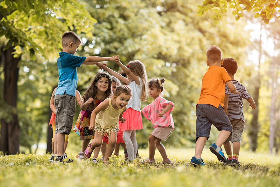 Crianças brincando no parque